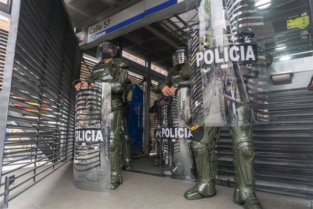 Bogotá investiga si el nuevo hallazgo de tres cadáveres está relacionado con una ola violenta Archivo - Agentes de Policía en una calle de Bogotá, en Colombia.