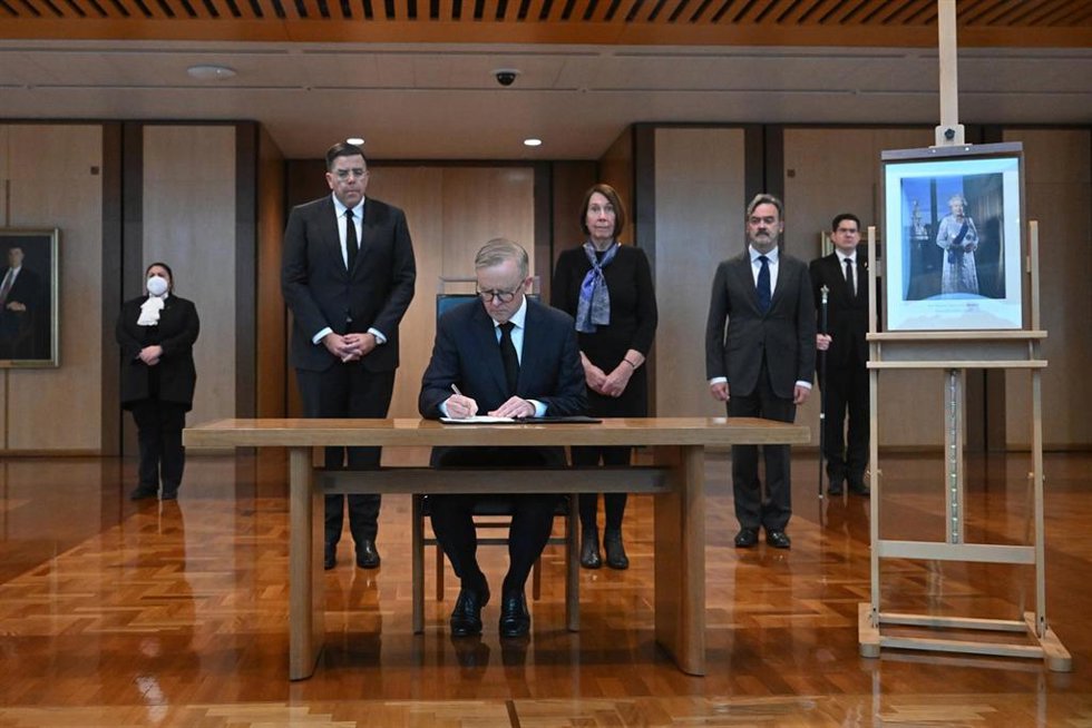 El primer ministro de Australia, Anthony Albanese, y la presidenta del Senado, Sue Lines, firman el libro de condolencias por Isabel II en el Parlamento, Canberra.