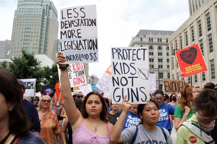 Archivo - Manifestantes participan en la 'Marcha por nuestras vidas' en apoyo al control de armas en Nueva York, Estados Unidos