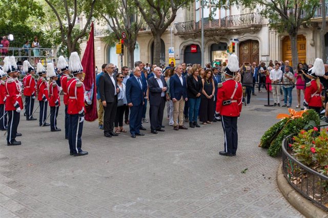 Ofrenda floral del Ayuntamiento de Barcelona al monumento de Rafael de Casanova por la Diada encabezad por la alcaldesa, Ada Colau.