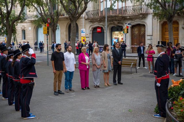 Ofrenda floral de la Mesa del Parlament al monumento de Rafael de Casanova por la Diada encabezado por Alba Vergès.