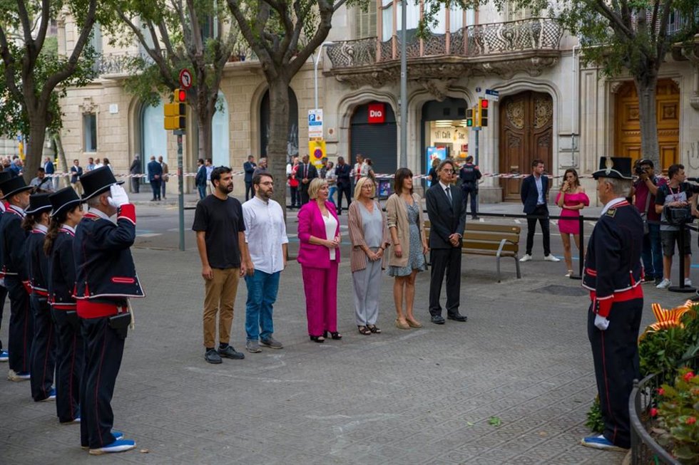 Ofrenda floral de la Mesa del Parlament al monumento de Rafael de Casanova por la Diada encabezado por Alba Vergs.