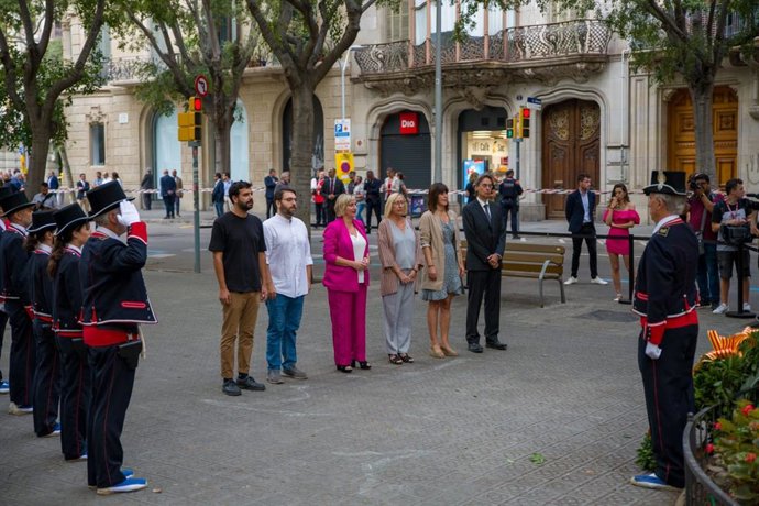Ofrena floral de l'Mesa  del Parlament al monument de Rafael de Casanova per la Diada encapalat per Alba Vergs.