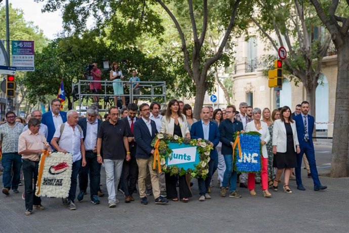 Ofrenda floral de Junts en el monumento Rafael Casanova por la Diada encabezada por la presidenta del partido, Laura Borrs.