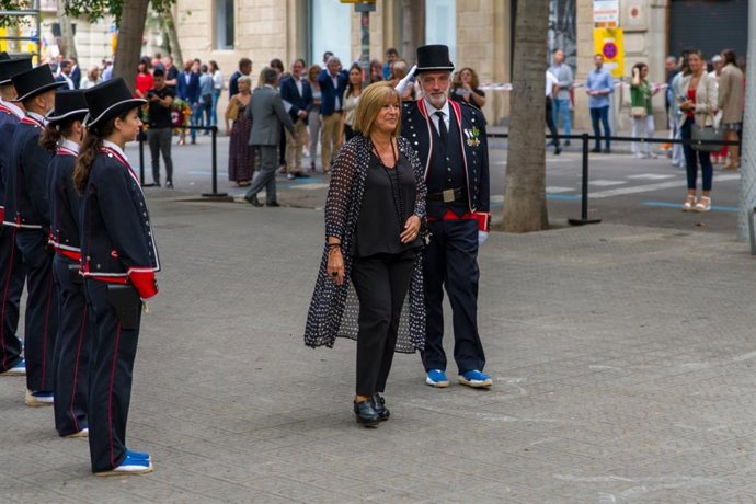 La presidenta de la Diputación de Barcelona, Núria Marín, realiza la ofrenda a Rafael Casanova en nombre de la Diputación de Barcelona
