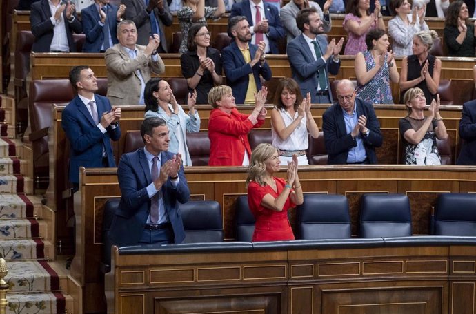 Archivo - El presidente del Gobierno, Pedro Sánchez, y la vicepresidenta segunda y ministra de Trabajo y Economía Social, Yolanda Díaz, aplauden tras aprobarse el proyecto de ley de Memoria Democrática, en una sesión extraordinaria en el Congreso de los