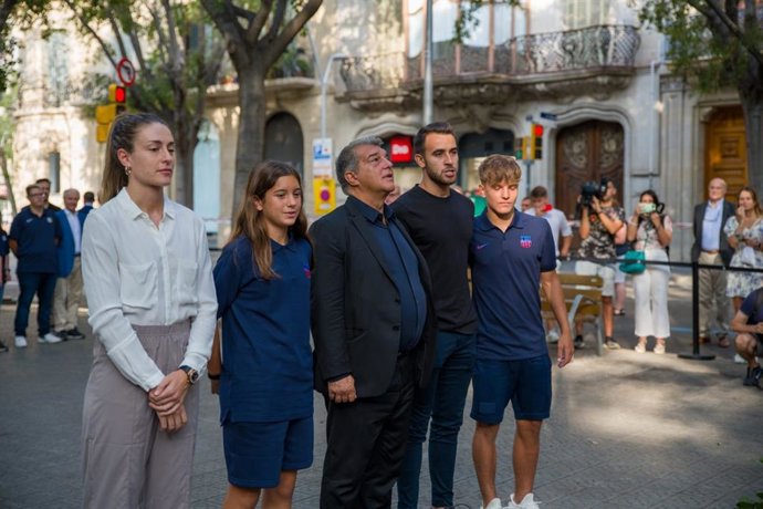 El president del Bara, Joan Laporta, amb Alxia Putellas i ric Garcia en l'ofrena al monument de Rafael Casanova per la Diada.