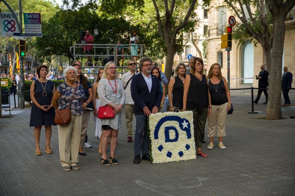 Ofrenda floral de Demcrates al monumento de Rafael Casanova encabezada por Antoni Castell por la Diada.