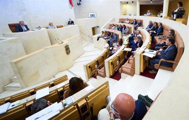 Archivo - Pleno del Parlamento de Cantabria