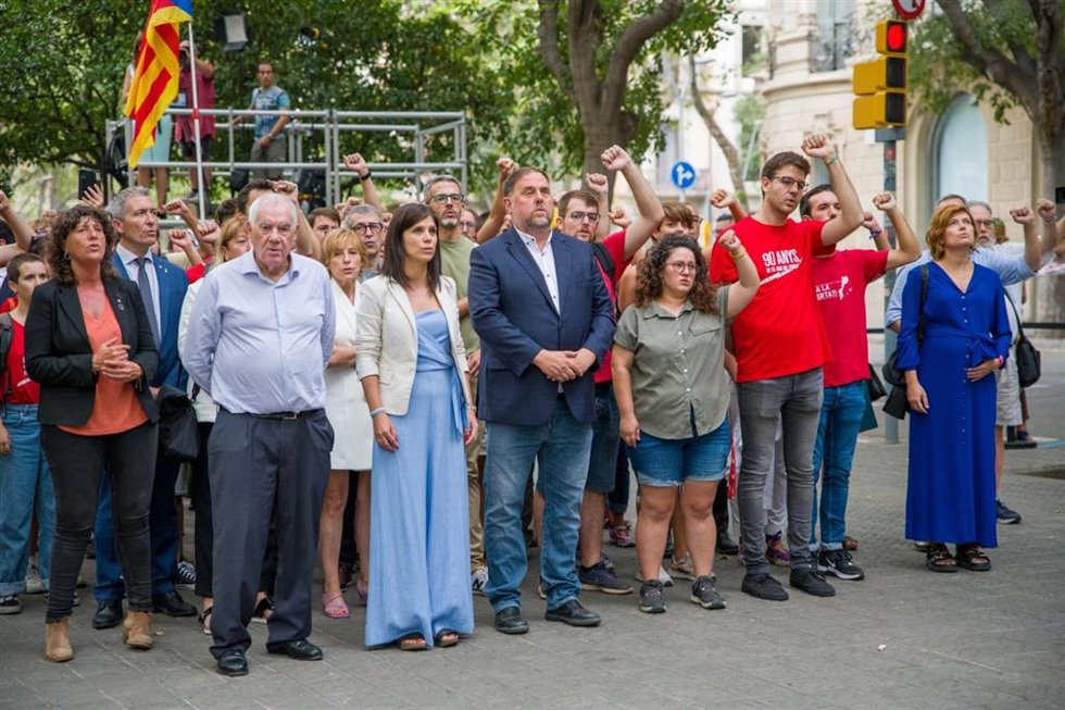 La delegación de ERC, encabezada por el líder del partido, Oriol Junqueras, y la secretaria general adjunta y portavoz republicana, Marta Vilalta, en la ofrenda al monumento Rafael Casanova por la Diada.
