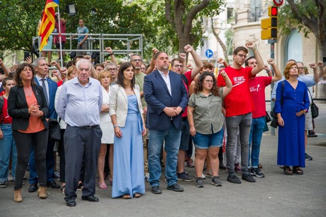 La delegació d'ERC, encapçalada pel líder del partit, Oriol Junqueras, i la secretària general adjunta i portaveu republicana, Marta Vilalta, en l'ofrena al monument Rafael Casanova per la Diada.