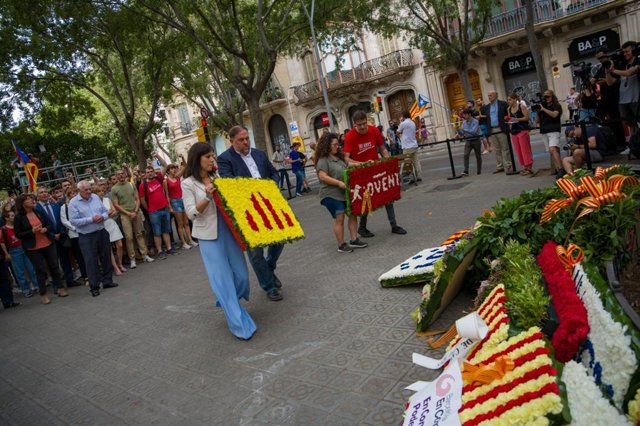 La secretària general adjunta i portaveu d'ERC, Marta Vilalta, i el líder del partit, Oriol Junqueras, en l'ofrena al monument Rafael Casanova per la Diada