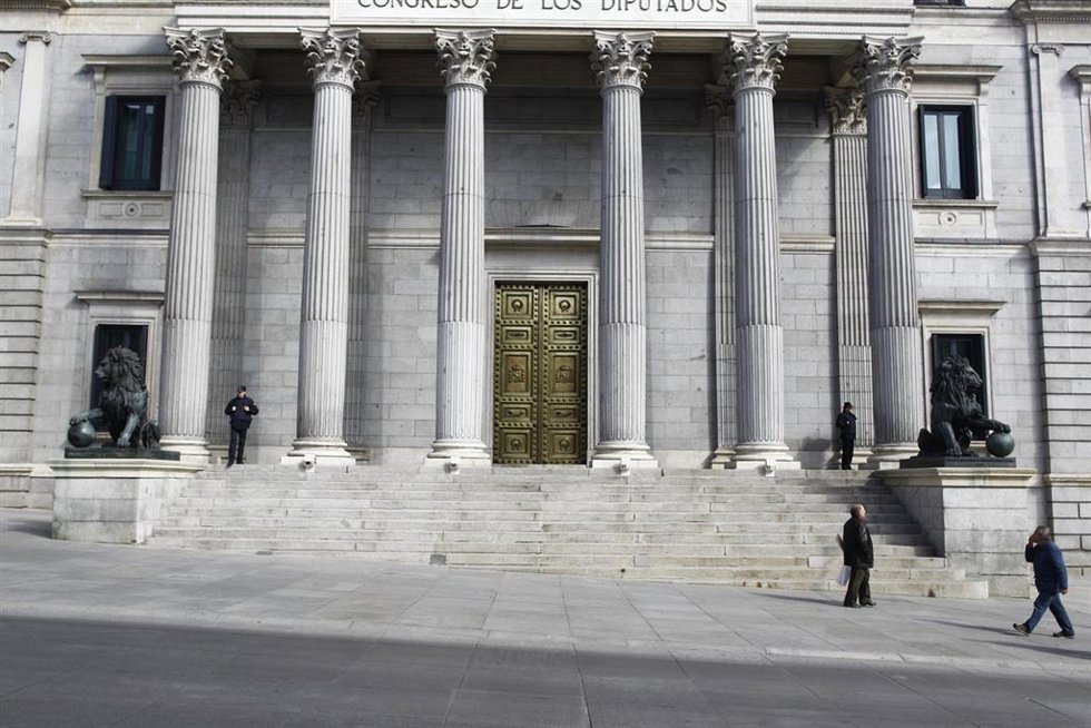 Archivo - Puerta principal del Congreso de los Diputados con los leones