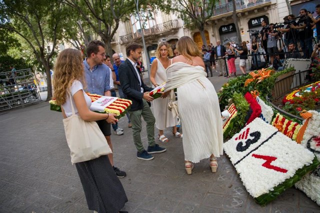 Ofrena dels comuns a Rafael Casanova, amb el líder de Podem al Congrés, Jaume Asens, i la líder dels comuns en el Parlament, Jéssica Albiach.