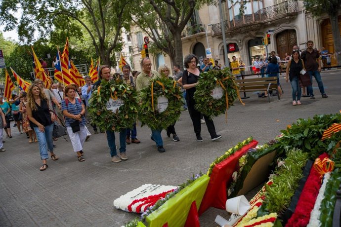 El president d'mnium, Xavier Antich, en l'ofrena a Rafael Casanova al costat dels presidents d'Acció Cultural País Valenci i Obra Cultural Balear, Anna Oliver i Joan Miralles.