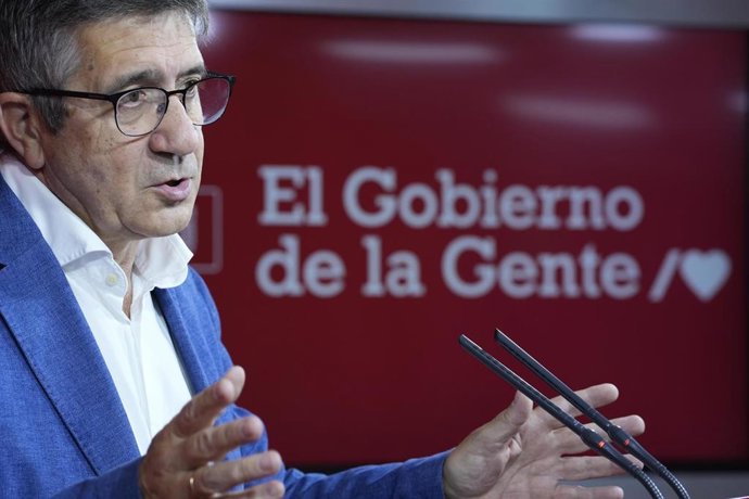 El portavoz del Grupo Parlamentario Socialista en el Congreso de los Diputados, Patxi López, ofrece una rueda de prensa, en la sede del PSOE