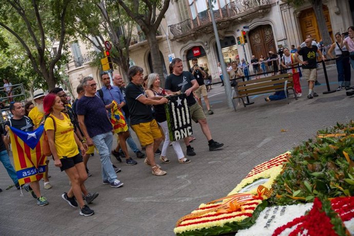 Ofrenda floral de la ANC al monumento de Rafael Casanova encabezado por Dolors Feliu con motivo de la Diada.