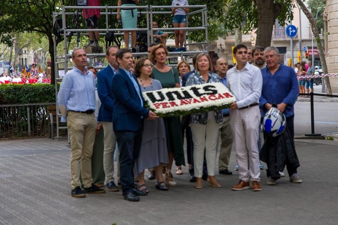 El secretari general d'Units, Ramon Espadaler, encapala l'ofrena a Rafael Casanova del partit en la Diada.