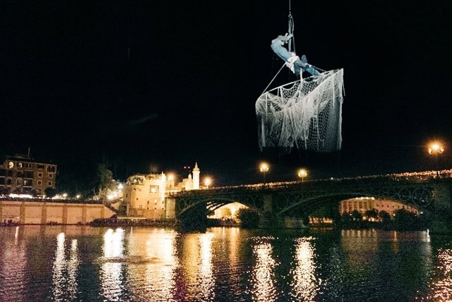 Miles de personas acuden a la presentación oficial de La Sirena Posidonia en Sevilla.
