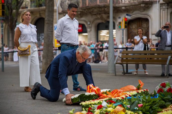 El líder del PP a l'Ajuntament de Barcelona, Josep Bou, realitza una ofrena floral al monument de Rafael Casanova amb motiu de la Diada entre crits de 'feixista' i xiulades.