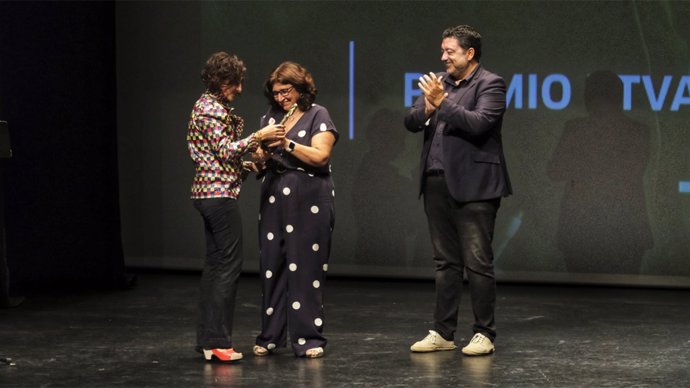 La directora Ana Rosa Diego recoge el 'Premio Cineasta Andaluza"' de Canal Sur en la clausura del festival 'Generamma'