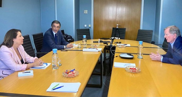 Reunión entre la consejera de Agricultura, Pesca, Agua y Desarrollo Rural, Carmen Crespo, y el presidente de la Asociación Española de Abastecimientos de Agua y Saneamientos (AEAS), Fernando Morcillo