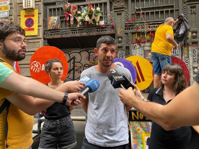 El diputat de la CUP en el Parlament Xavier Pellicer atén als mitjans en la Diada