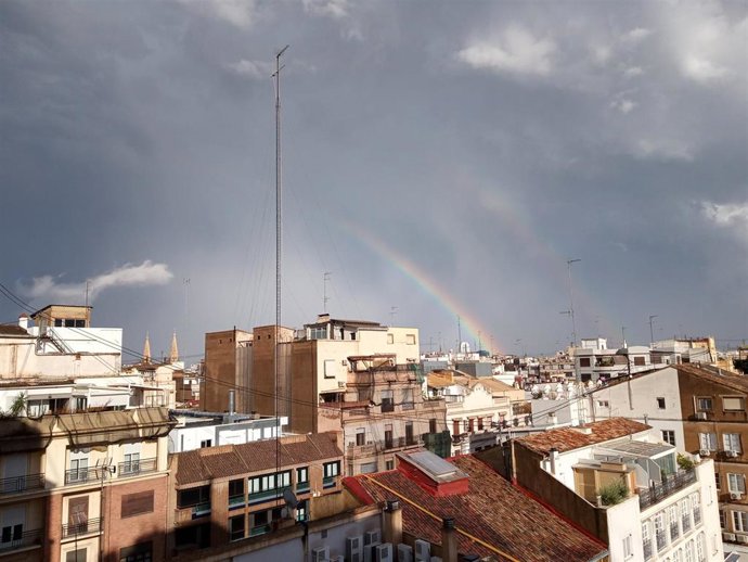Archivo - Arcoíris doble en el cielo de Valncia tras una tormenta