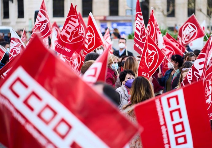 Archivo - Un grupo de personas sostiene banderines de UGT y CCOO durante una concentración, a 23 de marzo de 2022, en Santander, Cantabria (España).