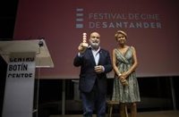 Resines dedica el Faro de Honor del FCS "a todos los que hacemos cine" en un momento de "muchos problemas"