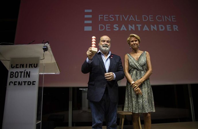 Antonio Resines recibe el Faro de Honor del FCS