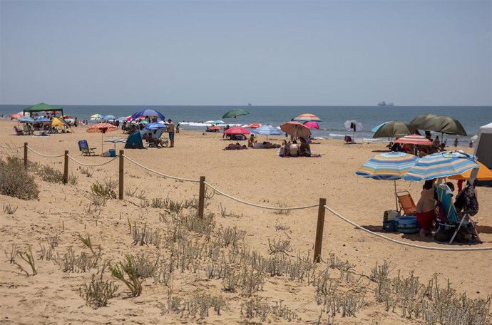 Archivo - La playa del espigón de Huelva este verano.