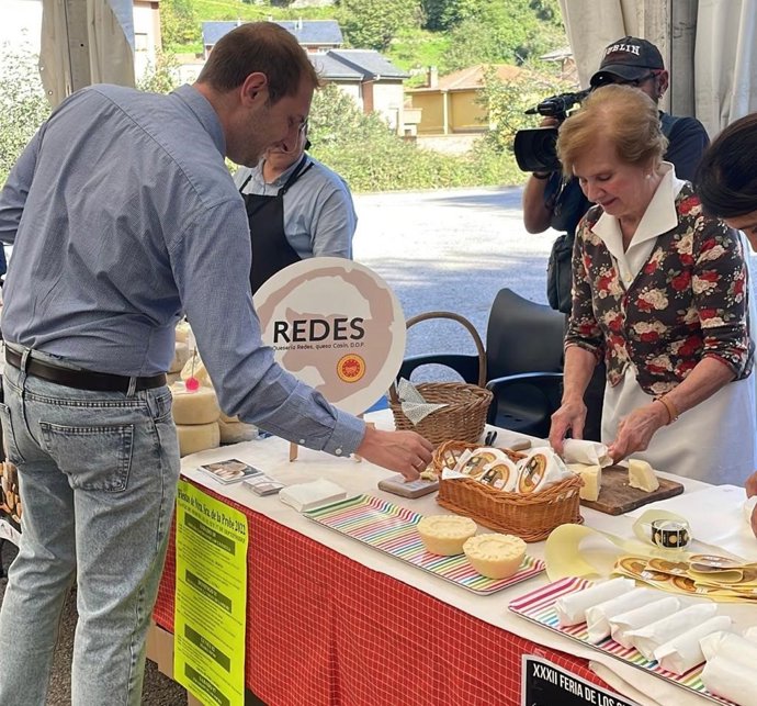 El secretario general de Foro Asturias, Adrián Pumares, en la feria quesera de Morcín.