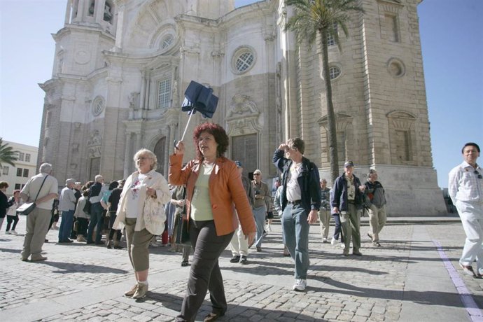 Archivo - Turistas en Cádiz, en una imagen de archivo