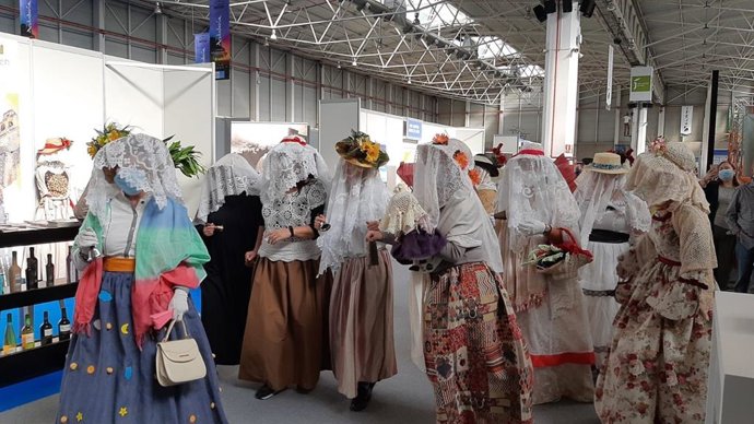 Archivo - Vecinos de Rus ataviados con el traje tradicional de 'mascarillas' en Tierra Adentro.