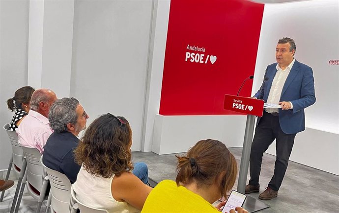 Javier Fernández antes de la interparlamentaria del PSOE