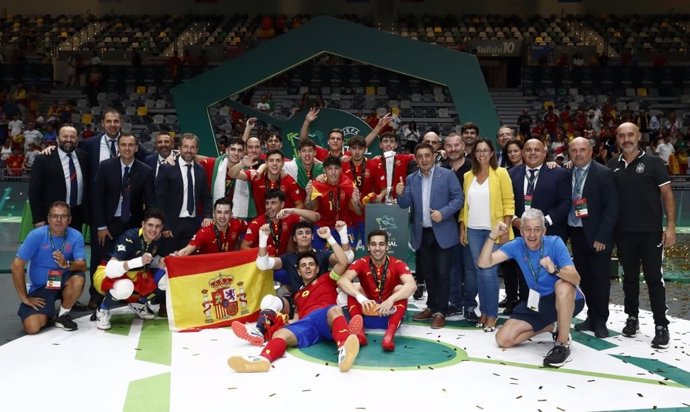 El alcalde de Jaén, Julio Millán, junto a los campeones de la Eurocopa sub-19 de fútbol sala
