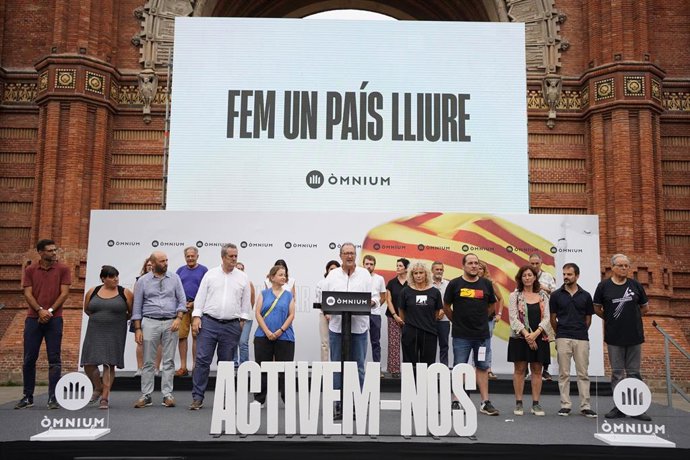 El president de mnium Cultural, Xavier Antich, interviene en el acto de mnium Cultural con motivo de la Diada, Día de Catalunya, en el Arco del Triunfo, a 11 de septiembre de 2021, en Barcelona, Catalunya (España). El 11 de septiembre de 1714, los sol