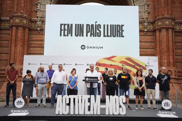 El president d'Òmnium Cultural, Xavier Antich, intervé en l'acte d'Òmnium Cultural amb motiu de la Diada, Dia de Catalunya, en l'Arc del Triomf, a 11 de setembre de 2021, a Barcelona, Catalunya (Espanya). L'11 de setembre de 1714, els solda