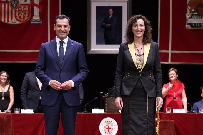 El presidente de la Junta de Andalucía, Juanma Moreno con la nueva alcaldesa de Almería, Ana Vázquez, imagen de archivo