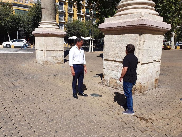 Cs Sevilla alerta de "un retraso de dos años" en la instalación de la reja protectora de las columnas de la Alameda