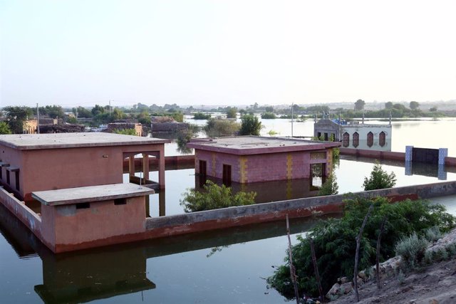 Casas anegadas por las graves inundaciones ocasionadas por las lluvias monzónicas en Sindh, Pakistán