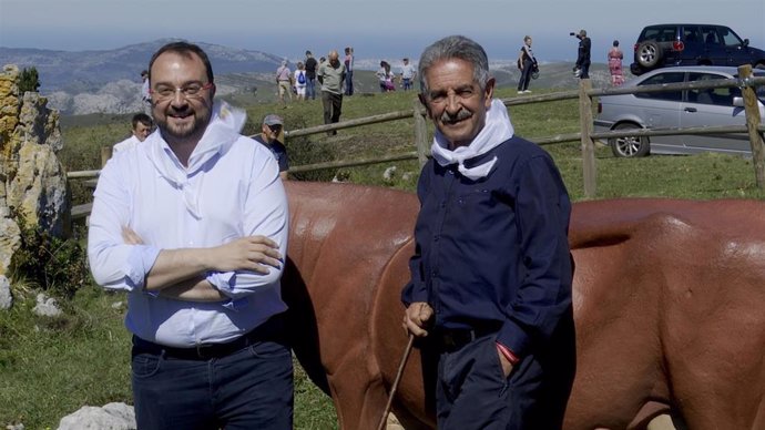 Los presidentes de Asturias y Cantabria, Adrián Barbon y Miguel Ángel Revilla.