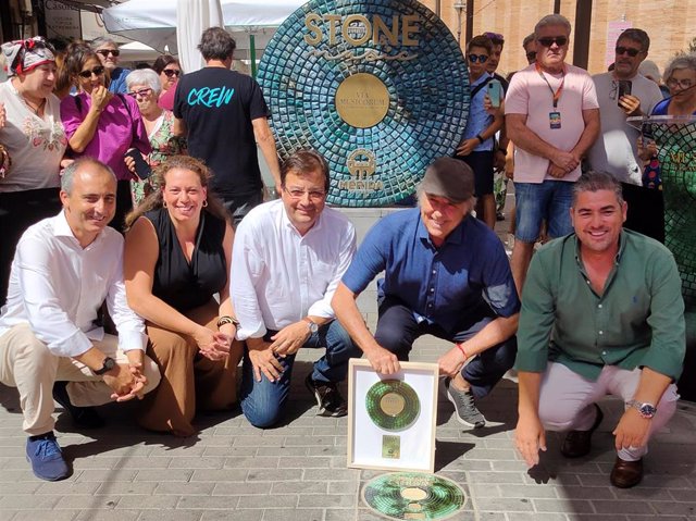 Joan Manuel Serrat, tras descubrir su vinilo en el Viam Musicorum de Mérida.