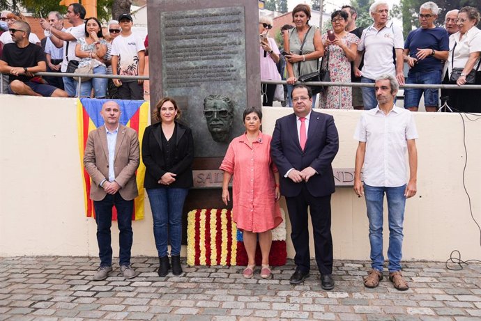 El subdelegado del Gobierno en Barcelona, Carlos Prieto, junto a la alcaldesa de Barcelona, Ada Colau, y el conseller de Interior, Joan Ignasi Elena, en el homenaje a Salvador Allende en Barcelona