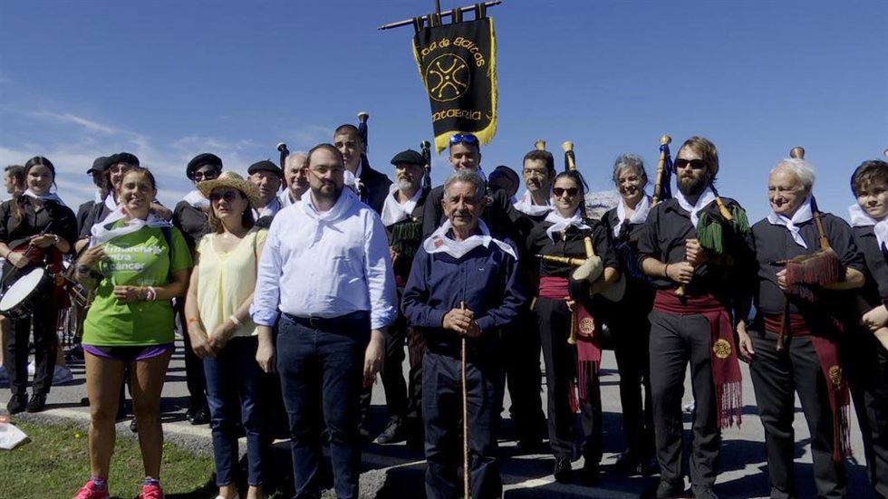 Los presidentes de Cantabria, Miguel Ángel Revilla, y Asturias, Adrián Barbón, en Los Machucos