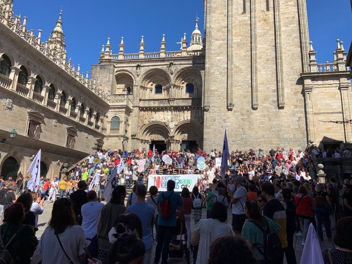 Cientos de personas se manifiestan en Santiago para denunciar los "abusos" de la Xunta sobre la educación pública
