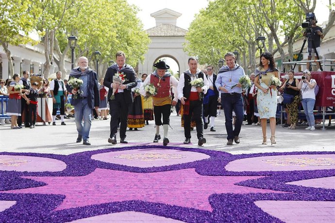 Las autoridades albaceteñas durante la ofrenda floral a la Virgen de los Llanos