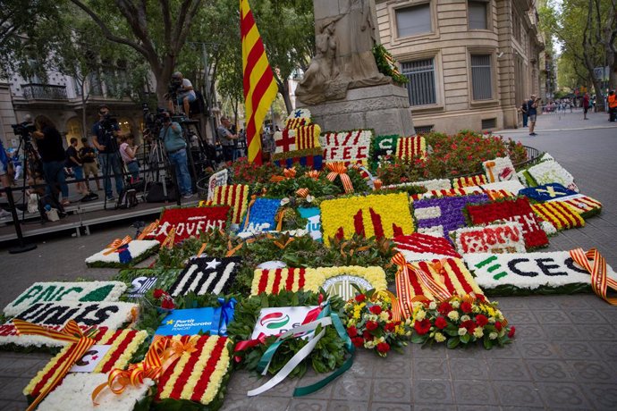 Vista de logos de partidos políticos de Cataluña en la ofrenda floral ante el monumento de Rafael Casanova con motivo de la Diada, Día de Catalunya, a 11 de septiembre de 2021, en Barcelona, Catalunya (España). 