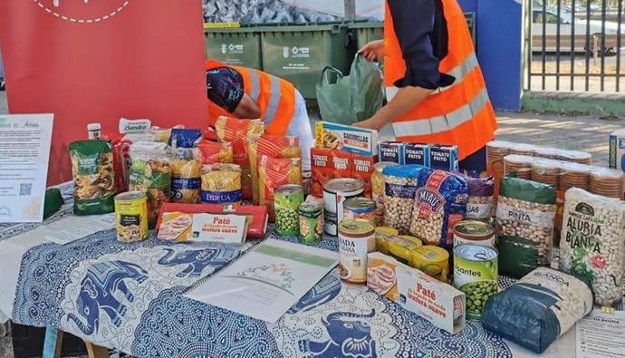 Recogida de alimentos en el partido solidario entre Getafe y Leganés
